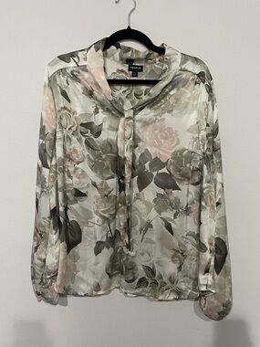 Women’s Torrid Floral Tie-Neck Blouse in Blush and Taupe and gray